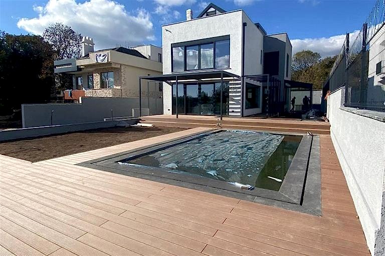 Bostancı Villa Havuz Deck.